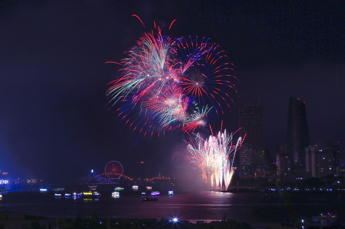Hong Kong trình diễn pháo hoa trên nền nhạc Việt Nam