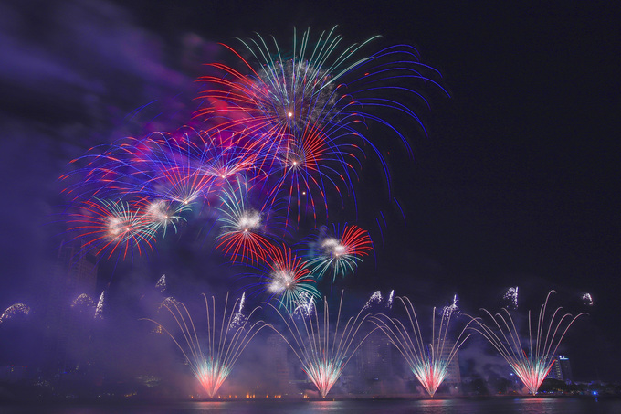 Hong Kong trình diễn pháo hoa trên nền nhạc Việt Nam