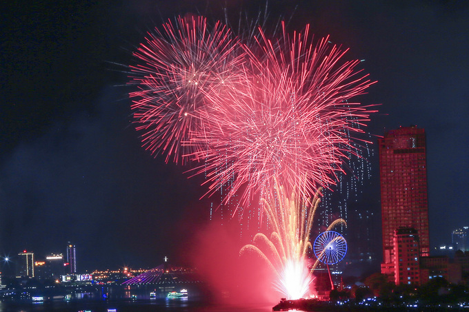 Hong Kong trình diễn pháo hoa trên nền nhạc Việt Nam