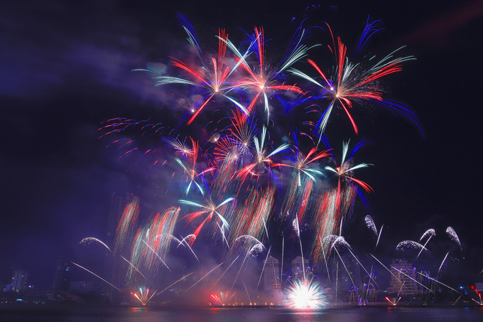 Hong Kong trình diễn pháo hoa trên nền nhạc Việt Nam