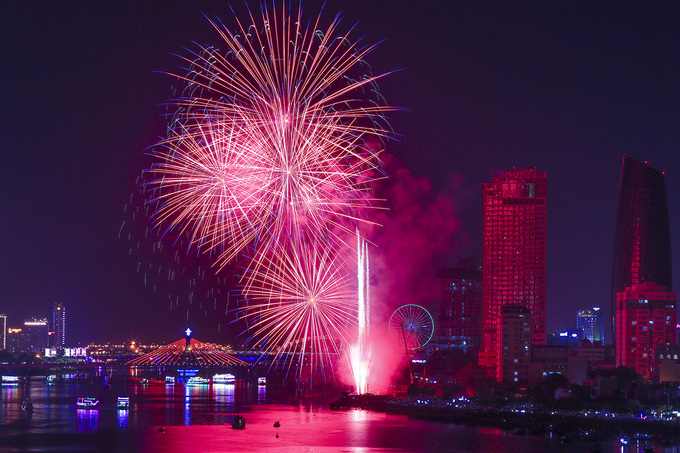 Hong Kong trình diễn pháo hoa trên nền nhạc Việt Nam