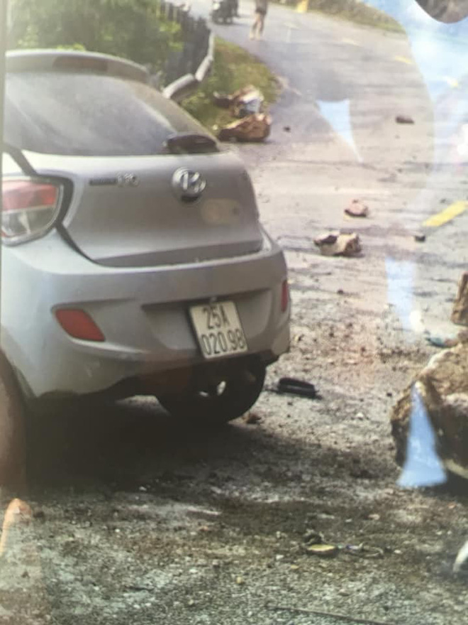 Lai Châu: Đá bất ngờ rơi từ trên núi xuống trúng xe ô tô bẹp rúm, tài xế tử vong, 2 người khác bị thương