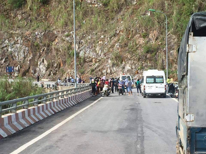Lai Châu: Đá bất ngờ rơi từ trên núi xuống trúng xe ô tô bẹp rúm, tài xế tử vong, 2 người khác bị thương