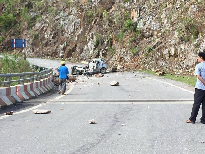 Lai Châu: Đá bất ngờ rơi từ trên núi xuống trúng xe ô tô bẹp rúm, tài xế tử vong, 2 người khác bị thương