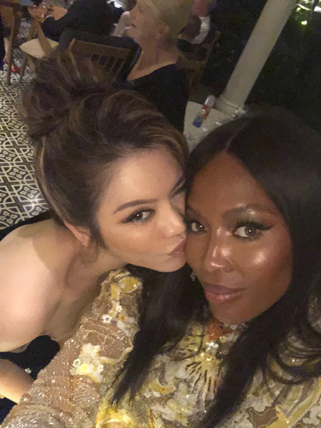 Lý Nhã Kỳ thân thiết đọ sắc cùng Naomi Campbell trong sự kiện Lý Nhã Kỳ thân thiết đọ sắc cùng Naomi Campbell trong sự kiện