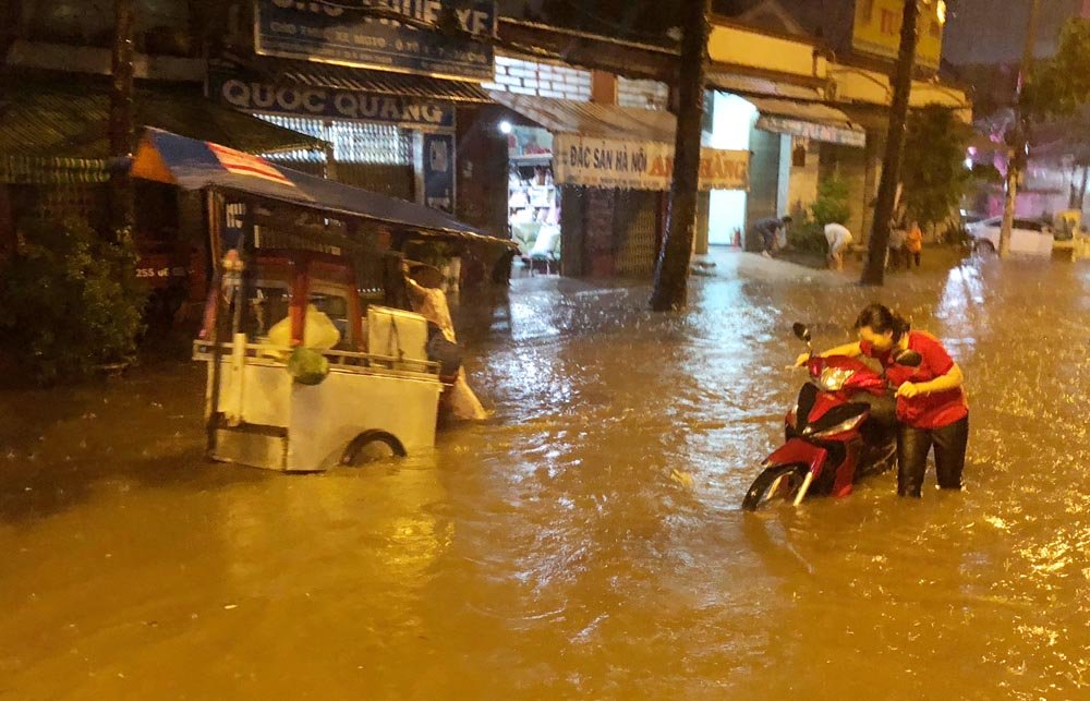 Tiết lộ bất ngờ siêu máy bơm tê liệt ở rốn ngập Sài Gòn Tiết lộ bất ngờ siêu máy bơm tê liệt ở rốn ngập Sài Gòn