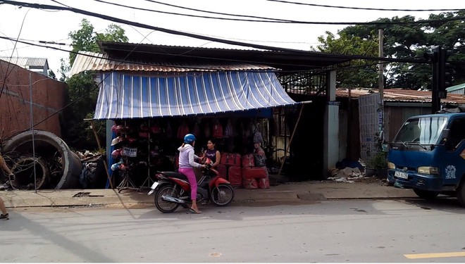 Người phụ nữ nhặt tiền rơi: Tôi nói mọi người trả lại nhưng họ bỏ túi đi mất