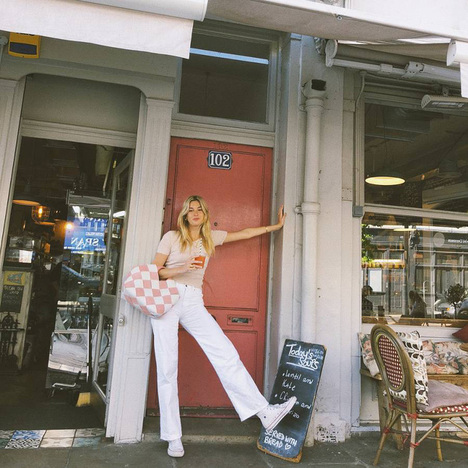 15 set đồ dưới đây chứng minh rằng quần trắng cũng đa zi năng chẳng kém quần jeans