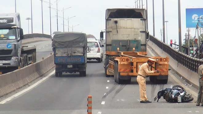 Va chạm với xe container ở đường cấm, 2 cha con trọng thương