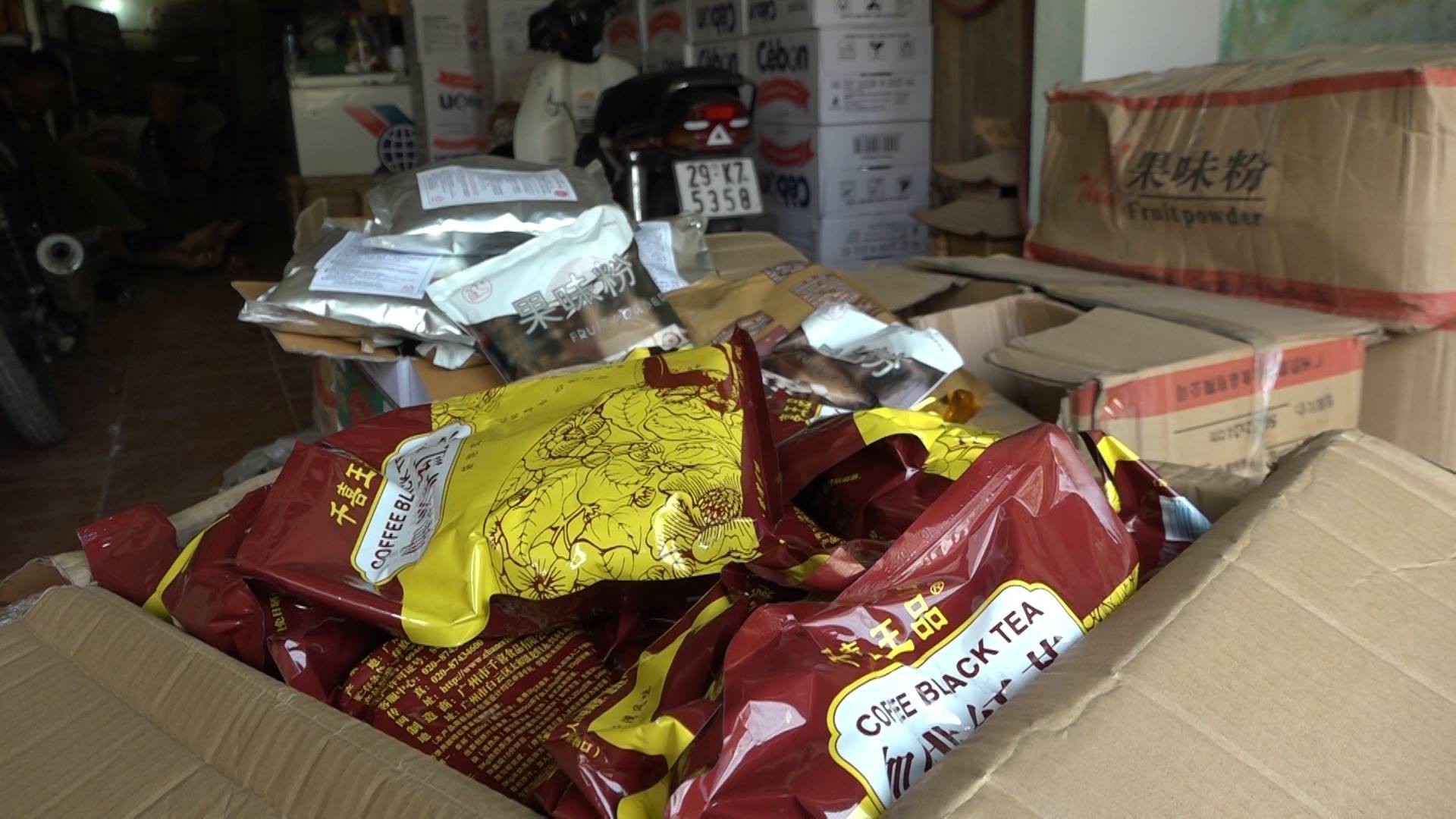 Hà Nội: Phát hiện hơn một tấn nguyên liệu trà sữa không rõ nguồn gốc