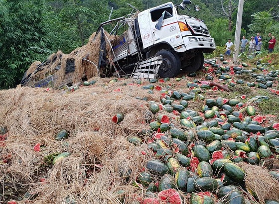 Điện Biên: Xe tải chở 15 tấn dưa gặp tai nạn thảm khốc tại đèo Tà Cơn