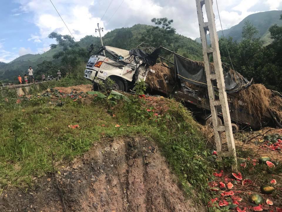 Điện Biên: Xe tải chở 15 tấn dưa gặp tai nạn thảm khốc tại đèo Tà Cơn