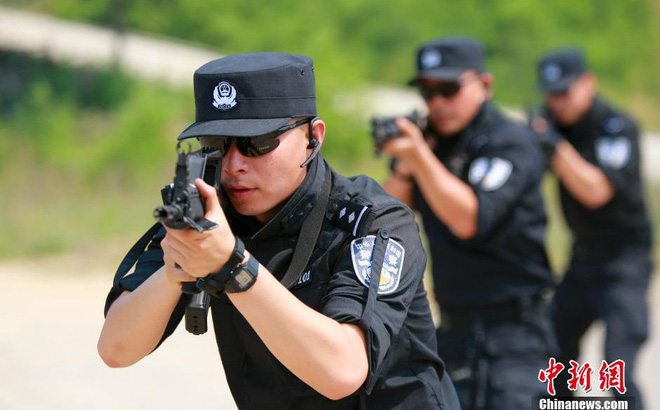 Những pha hành động gay cấn mới được tiết lộ trong các vụ vây ráp đại quan tham Trung Quốc