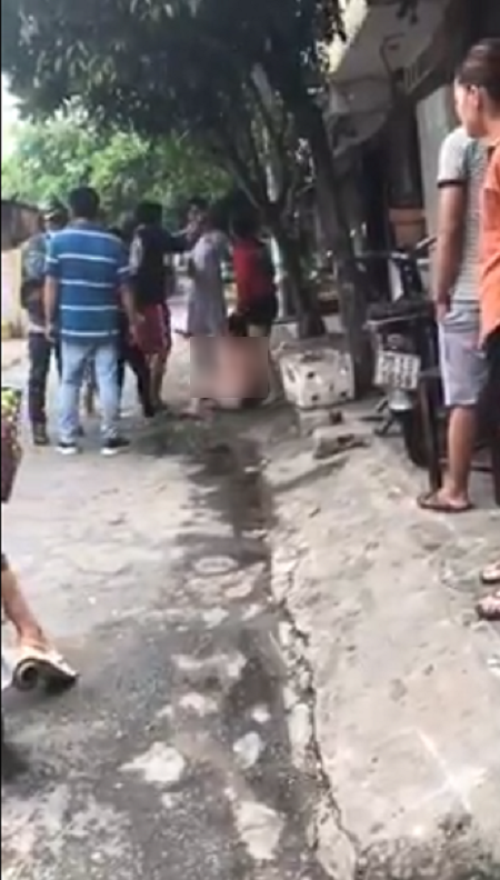 Bắt được chồng ngoại tình, vợ lao vào lột trần truồng, đánh nhân tình của chồng dã man giữa đường