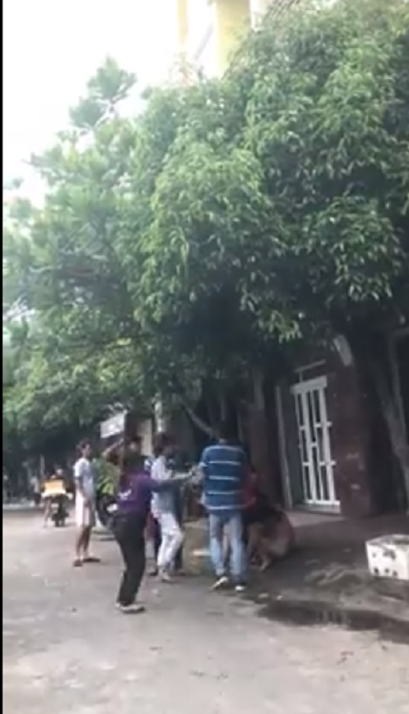 Bắt được chồng ngoại tình, vợ lao vào lột trần truồng, đánh nhân tình của chồng dã man giữa đường