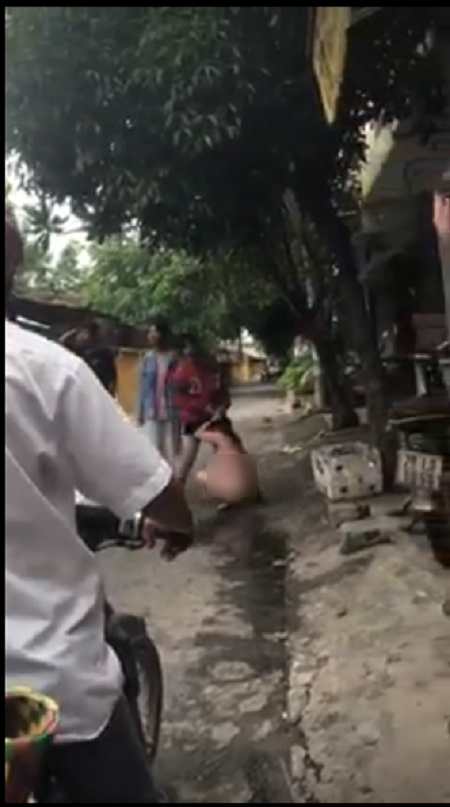 Bắt được chồng ngoại tình, vợ lao vào lột trần truồng, đánh nhân tình của chồng dã man giữa đường