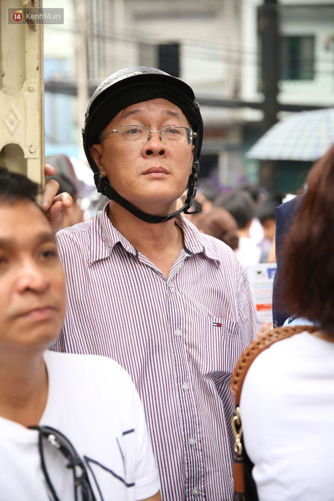 Hình ảnh phụ huynh đội mưa, đội nắng đưa con đi thi: Tự tin nhé con ơi, có bố mẹ làm hậu phương đây rồi!