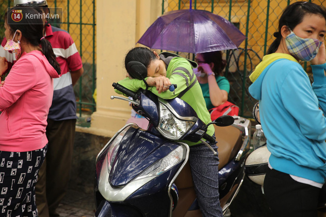 Hình ảnh phụ huynh đội mưa, đội nắng đưa con đi thi: Tự tin nhé con ơi, có bố mẹ làm hậu phương đây rồi!