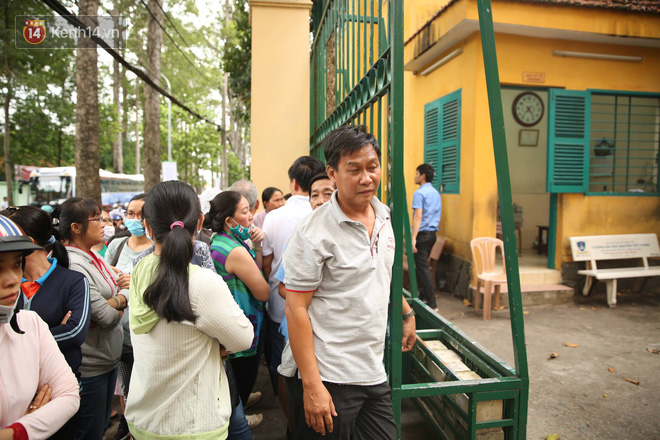 Hình ảnh phụ huynh đội mưa, đội nắng đưa con đi thi: Tự tin nhé con ơi, có bố mẹ làm hậu phương đây rồi!