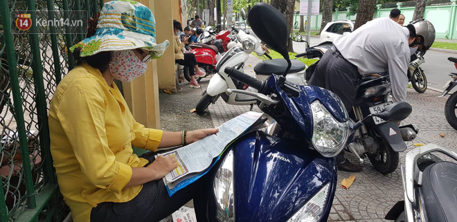 Hình ảnh phụ huynh đội mưa, đội nắng đưa con đi thi: Tự tin nhé con ơi, có bố mẹ làm hậu phương đây rồi!