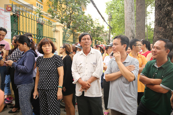 Hình ảnh phụ huynh đội mưa, đội nắng đưa con đi thi: Tự tin nhé con ơi, có bố mẹ làm hậu phương đây rồi!