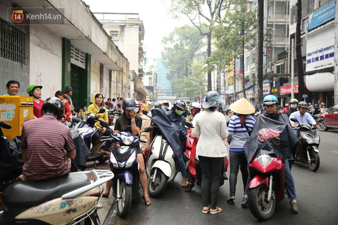 Hình ảnh phụ huynh đội mưa, đội nắng đưa con đi thi: Tự tin nhé con ơi, có bố mẹ làm hậu phương đây rồi! Hình ảnh phụ huynh đội mưa, đội nắng đưa con đi thi: Tự tin nhé con ơi, có bố mẹ làm hậu phương đây rồi!