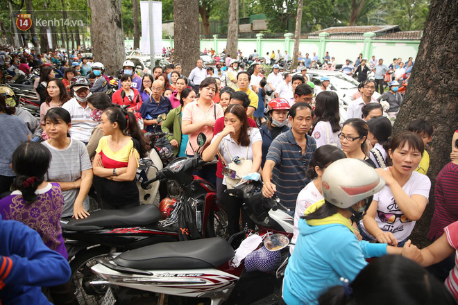 Hình ảnh phụ huynh đội mưa, đội nắng đưa con đi thi: Tự tin nhé con ơi, có bố mẹ làm hậu phương đây rồi!