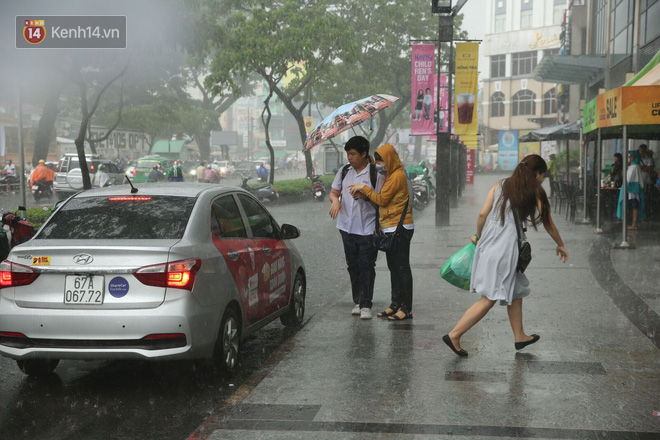 Hình ảnh phụ huynh đội mưa, đội nắng đưa con đi thi: Tự tin nhé con ơi, có bố mẹ làm hậu phương đây rồi!