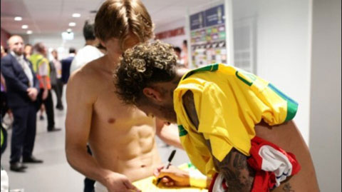 Đổi áo đấu, Modric tranh thủ gạ Neymar về Real Đổi áo đấu, Modric tranh thủ gạ Neymar về Real