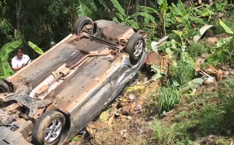 Ô tô 7 chỗ bị xe tải tông rơi xuống vực sâu, tài xế bị thương nặng