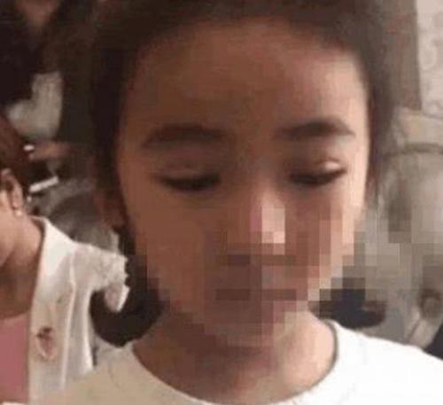 Khoe ảnh con gái 7 tuổi mới cắt mí, mẹ 9X không ngờ bị dân mạng ném đá rầm rộ