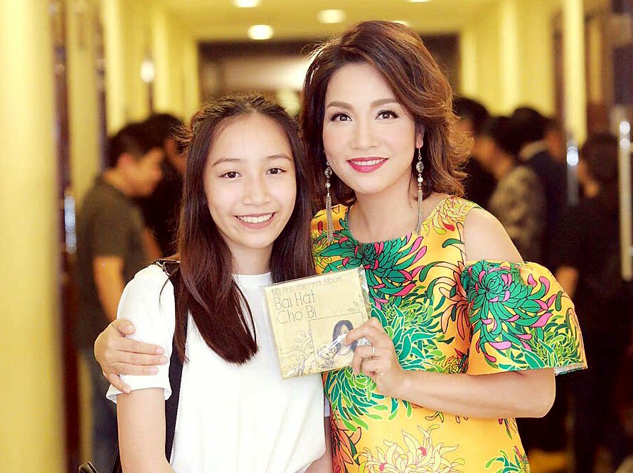 3 cô con gái út đang tuổi trăng tròn, trổ mã xinh đẹp chẳng kém cạnh hot girl của dàn sao nữ kỳ cựu Vbiz