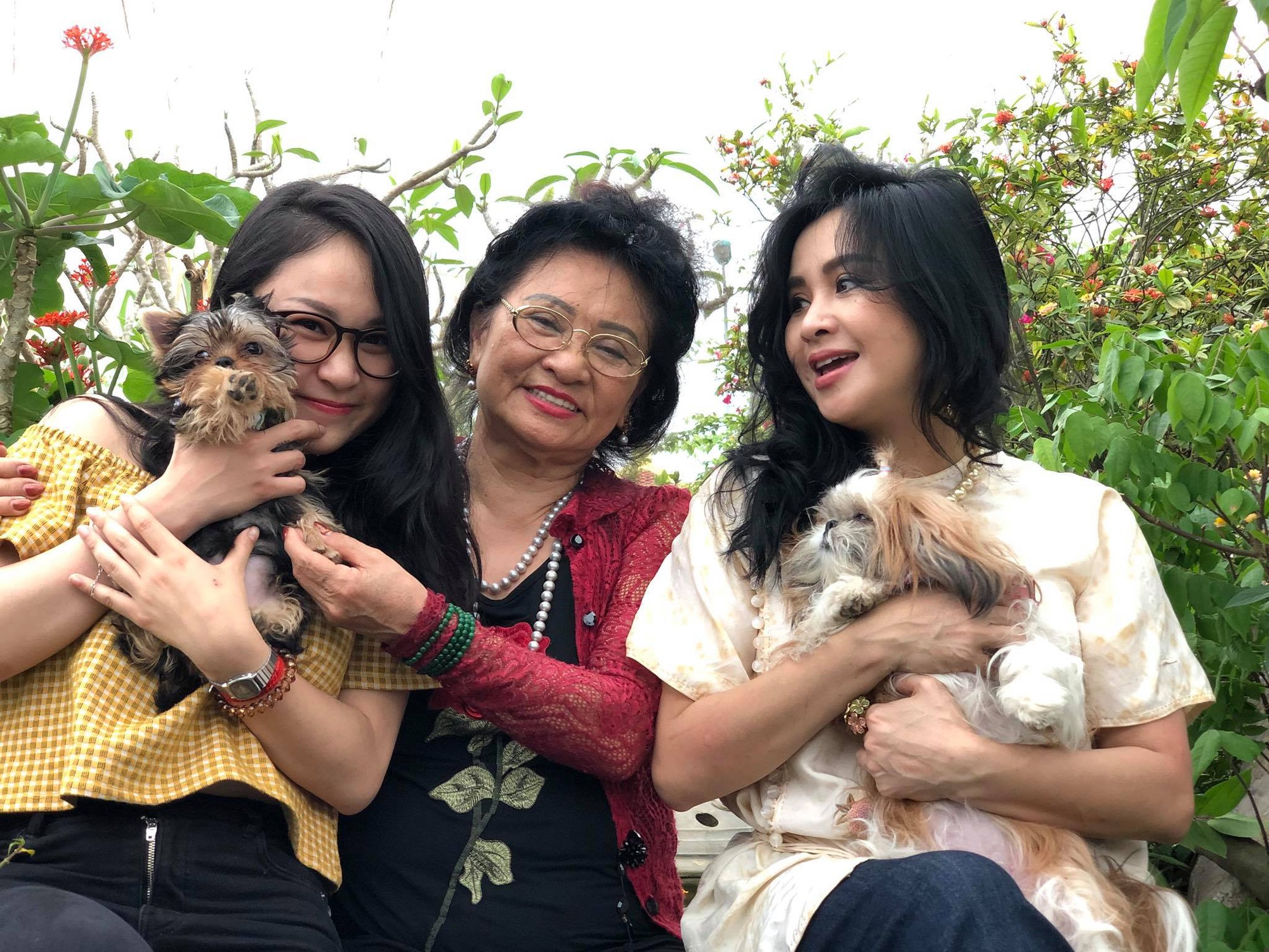 3 cô con gái út đang tuổi trăng tròn, trổ mã xinh đẹp chẳng kém cạnh hot girl của dàn sao nữ kỳ cựu Vbiz