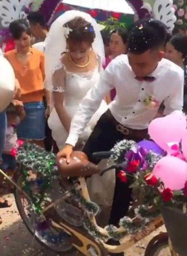 Lâu lắm rồi mới có một đám cưới đón dâu bằng... xe đạp khiến dân mạng thích thú Lâu lắm rồi mới có một đám cưới đón dâu bằng... xe đạp khiến dân mạng thích thú