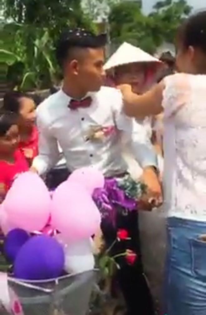 Lâu lắm rồi mới có một đám cưới đón dâu bằng... xe đạp khiến dân mạng thích thú Lâu lắm rồi mới có một đám cưới đón dâu bằng... xe đạp khiến dân mạng thích thú