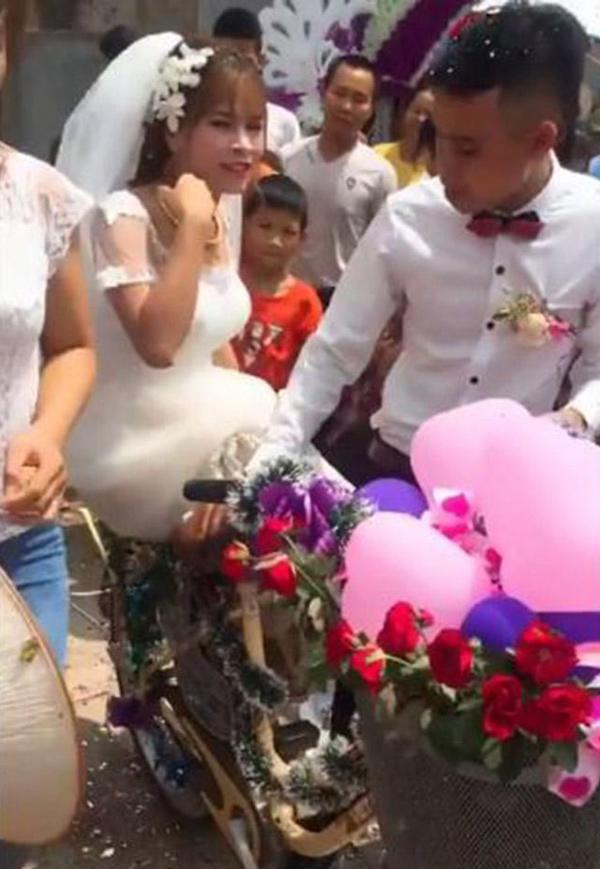 Lâu lắm rồi mới có một đám cưới đón dâu bằng... xe đạp khiến dân mạng thích thú Lâu lắm rồi mới có một đám cưới đón dâu bằng... xe đạp khiến dân mạng thích thú