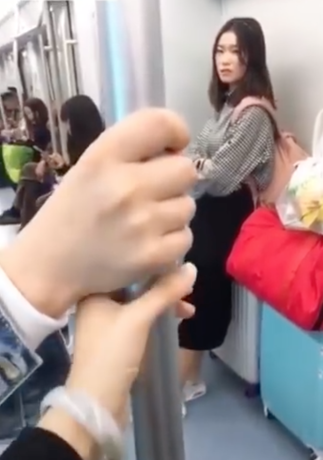 Biểu cảm của các F.A lâu năm khi thấy người ta làm trò nắm tay nhau trên tàu điện ngầm Biểu cảm của các F.A lâu năm khi thấy người ta làm trò nắm tay nhau trên tàu điện ngầm