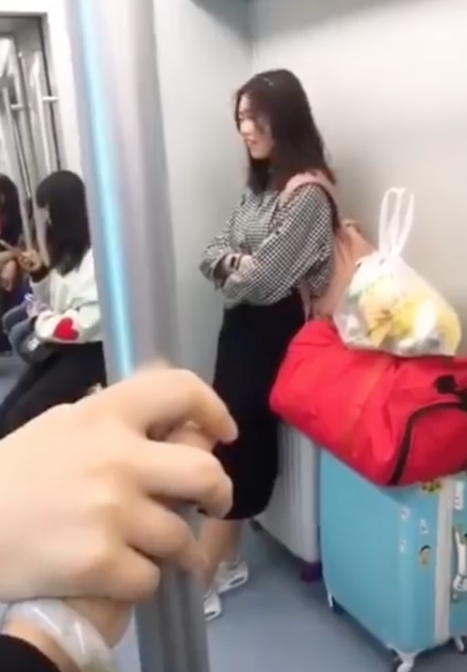 Biểu cảm của các F.A lâu năm khi thấy người ta làm trò nắm tay nhau trên tàu điện ngầm Biểu cảm của các F.A lâu năm khi thấy người ta làm trò nắm tay nhau trên tàu điện ngầm