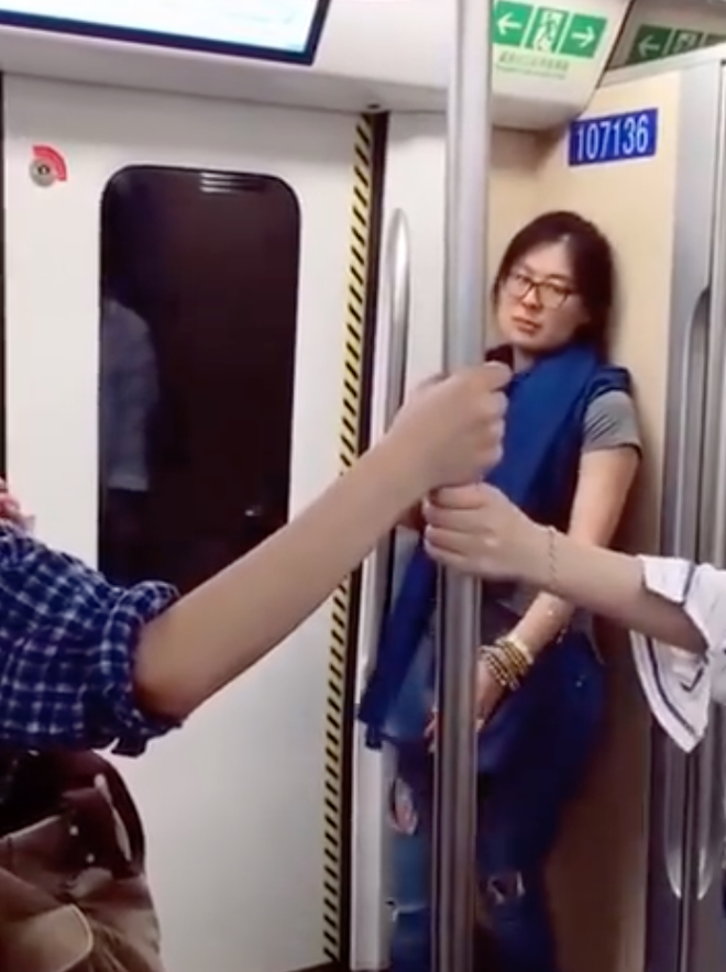 Biểu cảm của các F.A lâu năm khi thấy người ta làm trò nắm tay nhau trên tàu điện ngầm Biểu cảm của các F.A lâu năm khi thấy người ta làm trò nắm tay nhau trên tàu điện ngầm