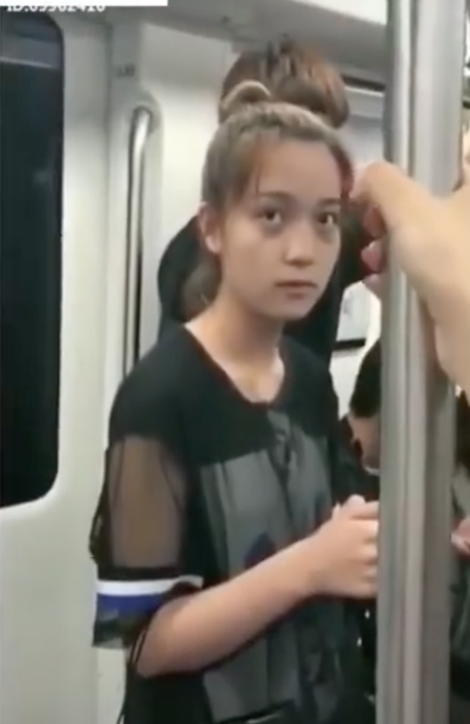 Biểu cảm của các F.A lâu năm khi thấy người ta làm trò nắm tay nhau trên tàu điện ngầm Biểu cảm của các F.A lâu năm khi thấy người ta làm trò nắm tay nhau trên tàu điện ngầm