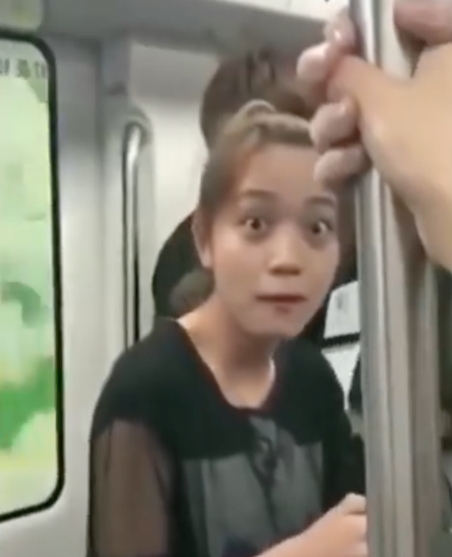 Biểu cảm của các F.A lâu năm khi thấy người ta làm trò nắm tay nhau trên tàu điện ngầm Biểu cảm của các F.A lâu năm khi thấy người ta làm trò nắm tay nhau trên tàu điện ngầm