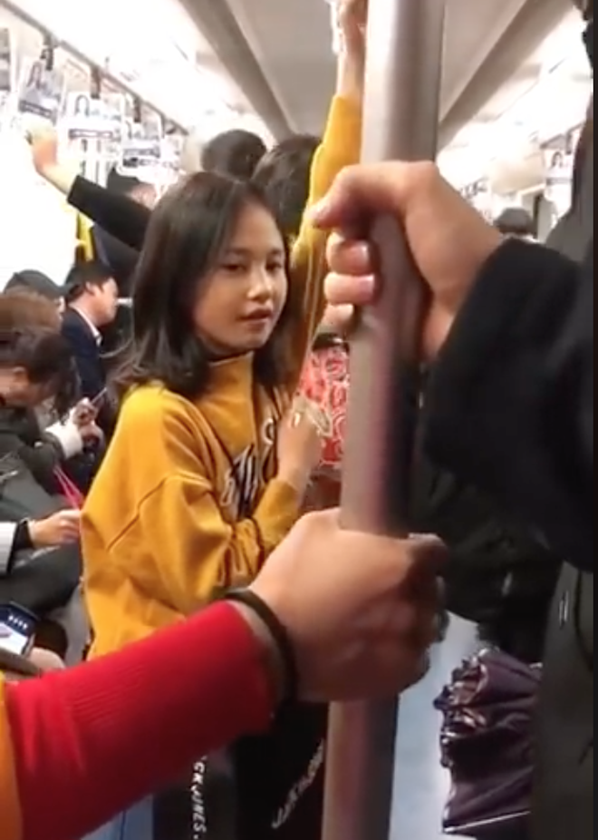 Biểu cảm của các F.A lâu năm khi thấy người ta làm trò nắm tay nhau trên tàu điện ngầm Biểu cảm của các F.A lâu năm khi thấy người ta làm trò nắm tay nhau trên tàu điện ngầm