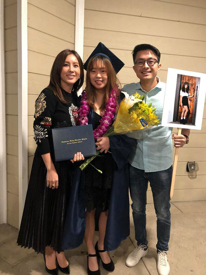 Hoa hậu Thu Hoài khoe ảnh tặng con gái hẳn một chiếc xế hộp tiền tỷ trong ngày tốt nghiệp