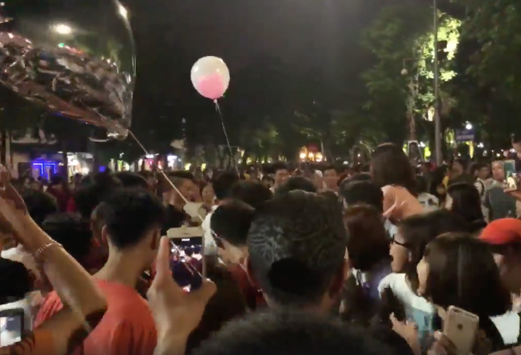 Chàng trai quỳ gối tỏ tình bạn gái ở phố đi bộ, biển người vây quanh hò reo cổ vũ