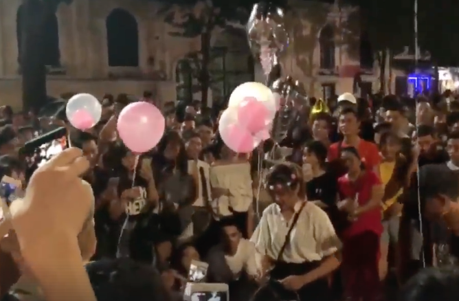 Chàng trai quỳ gối tỏ tình bạn gái ở phố đi bộ, biển người vây quanh hò reo cổ vũ