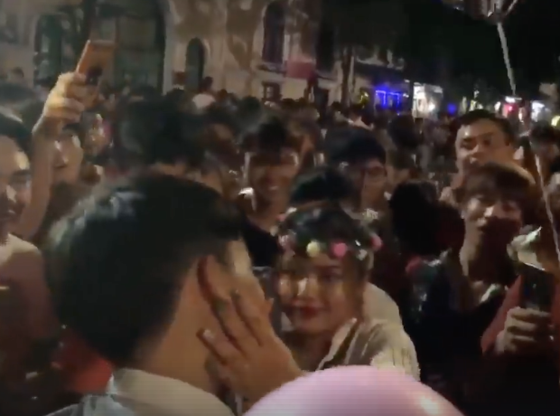 Chàng trai quỳ gối tỏ tình bạn gái ở phố đi bộ, biển người vây quanh hò reo cổ vũ