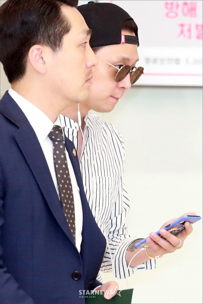 Vừa bị mỉa mai, Yoochun cố tình vạch hẳn áo khoe hình xăm vị hôn thê cũ để dằn mặt netizen?