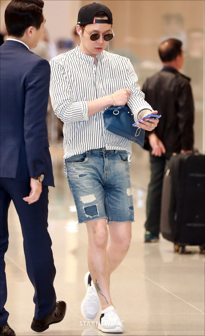 Vừa bị mỉa mai, Yoochun cố tình vạch hẳn áo khoe hình xăm vị hôn thê cũ để dằn mặt netizen?