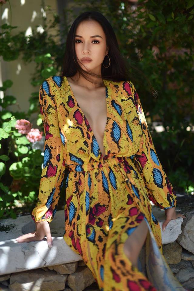 Cùng diện thiết kế xẻ trên xẻ dưới, Vũ Ngọc Anh thu hút bởi vòng 1 silicon căng tràn còn Tóc Tiên lại nổi bật nhờ thần thái