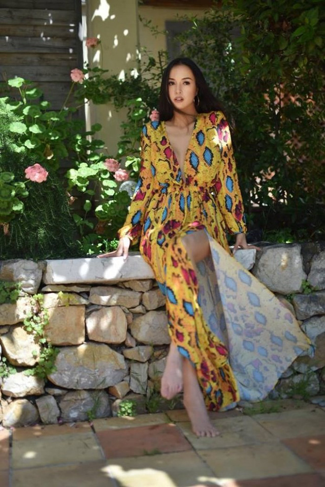 Cùng diện thiết kế xẻ trên xẻ dưới, Vũ Ngọc Anh thu hút bởi vòng 1 silicon căng tràn còn Tóc Tiên lại nổi bật nhờ thần thái